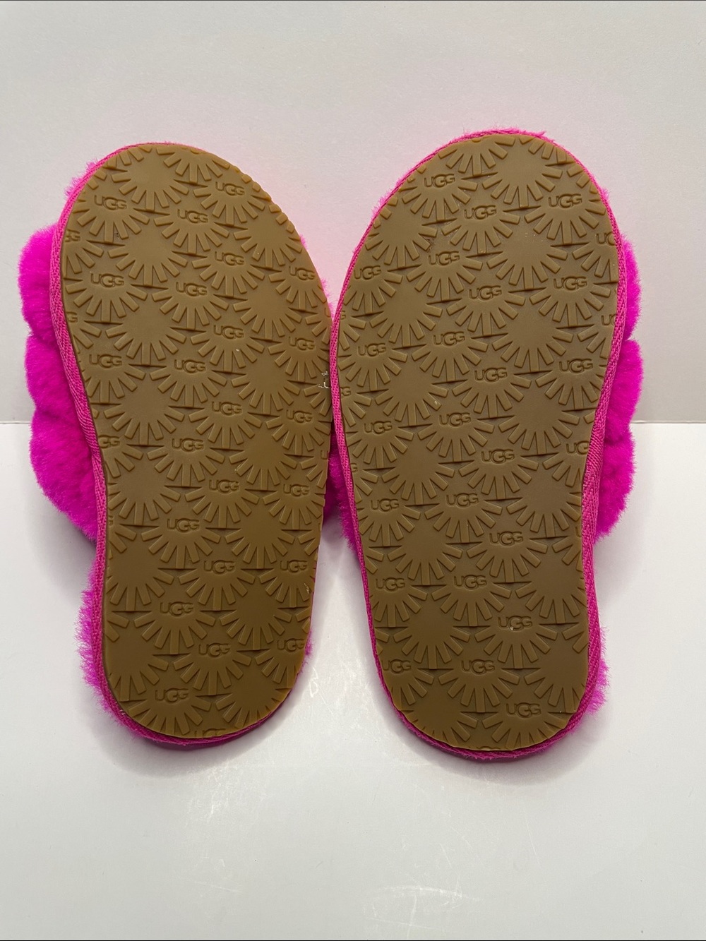 NWOT UGG. Kids Plush Fuzzy Slide Slippers - Pink. Size 9 - Picture 4 of 4